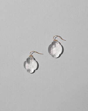 “季節によって色が変わる川”イメージのガラスアクセサリー、シリシリ新作がバーニーズ銀座店に｜写真23