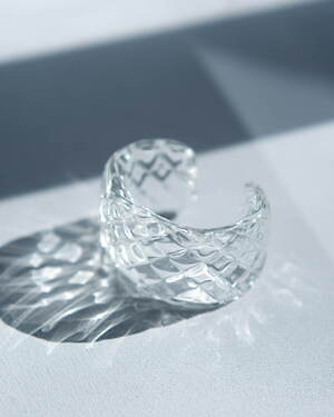 “季節によって色が変わる川”イメージのガラスアクセサリー、シリシリ新作がバーニーズ銀座店に｜写真1