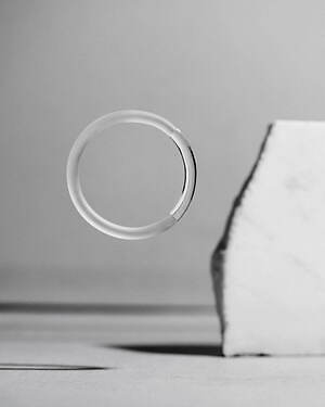 “季節によって色が変わる川”イメージのガラスアクセサリー、シリシリ新作がバーニーズ銀座店に｜写真27