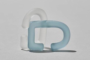 “季節によって色が変わる川”イメージのガラスアクセサリー、シリシリ新作がバーニーズ銀座店に