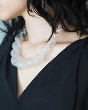 “季節によって色が変わる川”イメージのガラスアクセサリー、シリシリ新作がバーニーズ銀座店に｜写真8