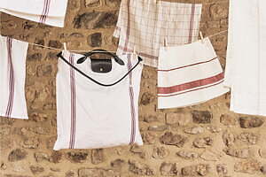 ロンシャン×シャルベの新作バッグ、「ル プリアージュ」をトリコロールストライプのフレンチリネンで