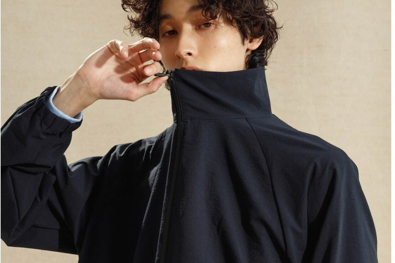 デサント ポーズ×アダム エ ロペ初コラボ、シワ加工を施したスタンドカラーブルゾン