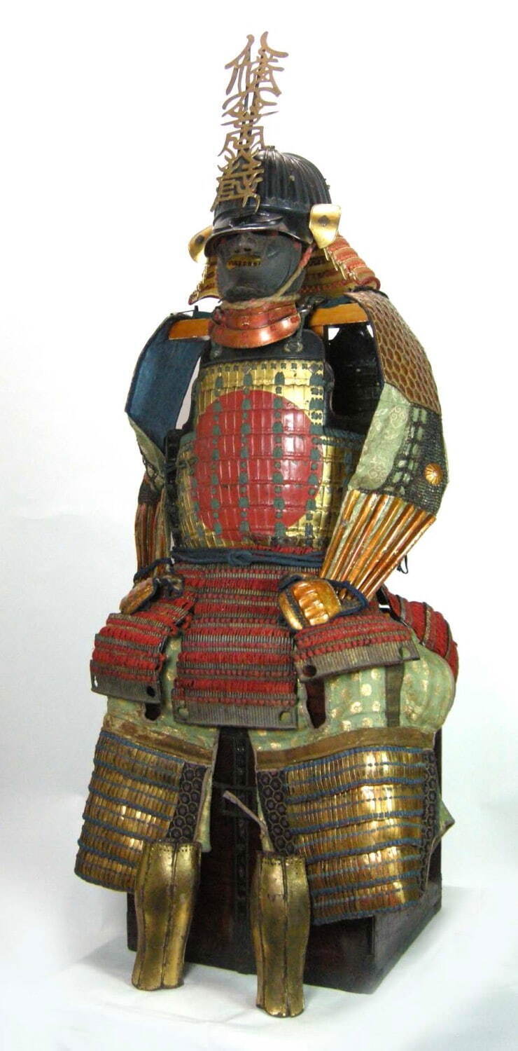 《金本伊予札日輪紋丸胴具足》井伊美術館蔵