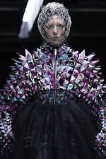 ノワール ケイ ニノミヤ 2022-23年秋冬コレクション - 暗闇に浮かび上がるネオンの輝き｜写真2