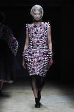 ノワール ケイ ニノミヤ 2022-23年秋冬コレクション - 暗闇に浮かび上がるネオンの輝き｜写真3