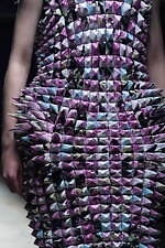 ノワール ケイ ニノミヤ 2022-23年秋冬コレクション - 暗闇に浮かび上がるネオンの輝き｜写真4