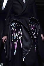 ノワール ケイ ニノミヤ 2022-23年秋冬コレクション - 暗闇に浮かび上がるネオンの輝き｜写真6