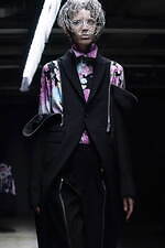 ノワール ケイ ニノミヤ 2022-23年秋冬コレクション - 暗闇に浮かび上がるネオンの輝き｜写真8