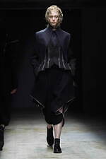 ノワール ケイ ニノミヤ 2022-23年秋冬コレクション - 暗闇に浮かび上がるネオンの輝き｜写真12