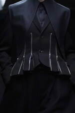 ノワール ケイ ニノミヤ 2022-23年秋冬コレクション - 暗闇に浮かび上がるネオンの輝き｜写真13