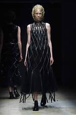 ノワール ケイ ニノミヤ 2022-23年秋冬コレクション - 暗闇に浮かび上がるネオンの輝き｜写真15