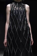 ノワール ケイ ニノミヤ 2022-23年秋冬コレクション - 暗闇に浮かび上がるネオンの輝き｜写真16