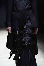 ノワール ケイ ニノミヤ 2022-23年秋冬コレクション - 暗闇に浮かび上がるネオンの輝き｜写真19