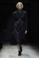 ノワール ケイ ニノミヤ 2022-23年秋冬コレクション - 暗闇に浮かび上がるネオンの輝き｜写真20