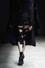 ノワール ケイ ニノミヤ 2022-23年秋冬コレクション - 暗闇に浮かび上がるネオンの輝き｜写真21