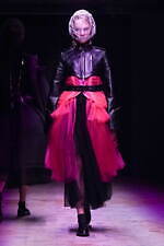 ノワール ケイ ニノミヤ 2022-23年秋冬コレクション - 暗闇に浮かび上がるネオンの輝き｜写真25