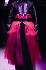 ノワール ケイ ニノミヤ 2022-23年秋冬コレクション - 暗闇に浮かび上がるネオンの輝き｜写真26