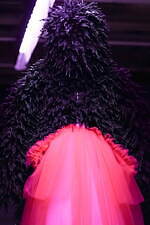 ノワール ケイ ニノミヤ 2022-23年秋冬コレクション - 暗闇に浮かび上がるネオンの輝き｜写真28