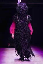 ノワール ケイ ニノミヤ 2022-23年秋冬コレクション - 暗闇に浮かび上がるネオンの輝き｜写真29