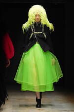 ノワール ケイ ニノミヤ 2022-23年秋冬コレクション - 暗闇に浮かび上がるネオンの輝き｜写真31