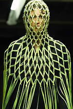 ノワール ケイ ニノミヤ 2022-23年秋冬コレクション - 暗闇に浮かび上がるネオンの輝き｜写真34