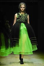 ノワール ケイ ニノミヤ 2022-23年秋冬コレクション - 暗闇に浮かび上がるネオンの輝き｜写真39