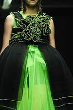 ノワール ケイ ニノミヤ 2022-23年秋冬コレクション - 暗闇に浮かび上がるネオンの輝き｜写真40