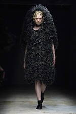 ノワール ケイ ニノミヤ 2022-23年秋冬コレクション - 暗闇に浮かび上がるネオンの輝き｜写真42