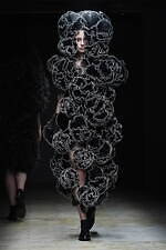 ノワール ケイ ニノミヤ 2022-23年秋冬コレクション - 暗闇に浮かび上がるネオンの輝き｜写真44