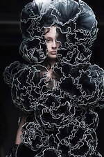 ノワール ケイ ニノミヤ 2022-23年秋冬コレクション - 暗闇に浮かび上がるネオンの輝き｜写真45