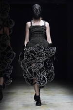 ノワール ケイ ニノミヤ 2022-23年秋冬コレクション - 暗闇に浮かび上がるネオンの輝き｜写真46