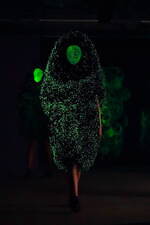 ノワール ケイ ニノミヤ 2022-23年秋冬コレクション - 暗闇に浮かび上がるネオンの輝き｜写真50