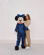 ステラ マッカートニー"パンツスーツルック"のミニーマウスを描いた限定Tシャツ｜写真5