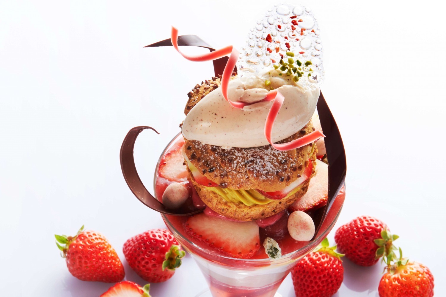 ショコラティエ パレ ド オール"いちごづくし"パフェ、苺＆ピスタチオのパリブレストやカカオソルベ