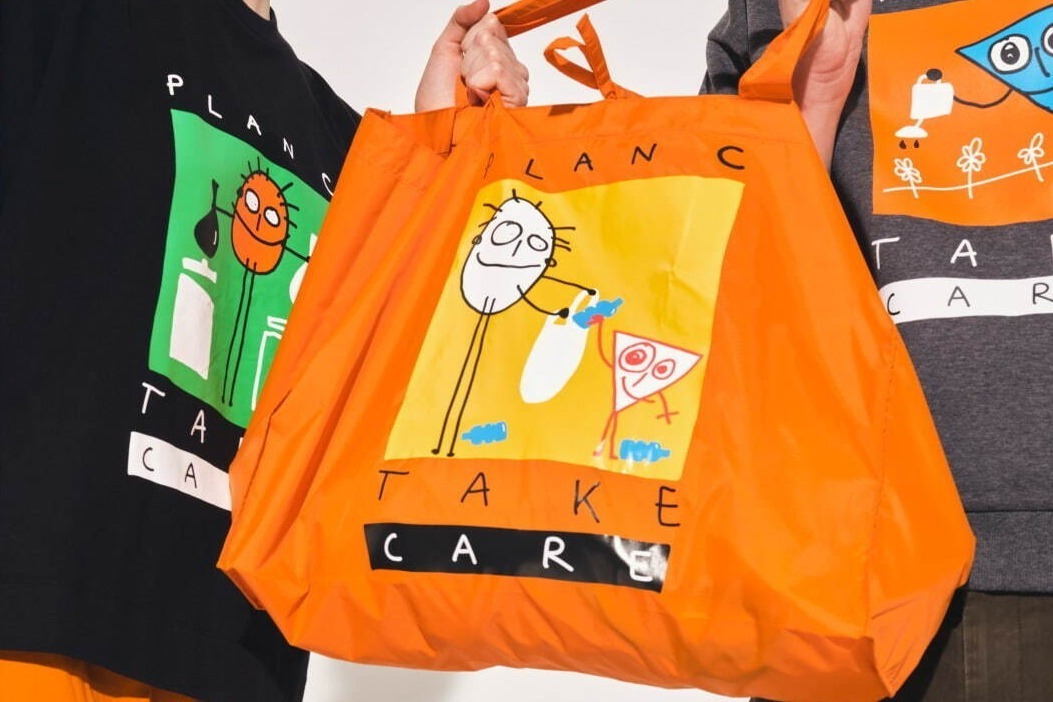 「プラン シー テイク ケア」クールなアイコンキャラクター付きユニセックスTシャツ＆バッグ