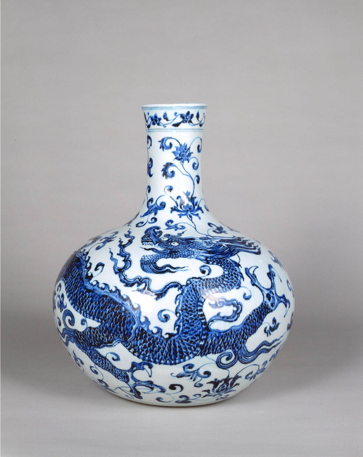 青花龍唐草文天球瓶 明時代 永楽期 景徳鎮窯