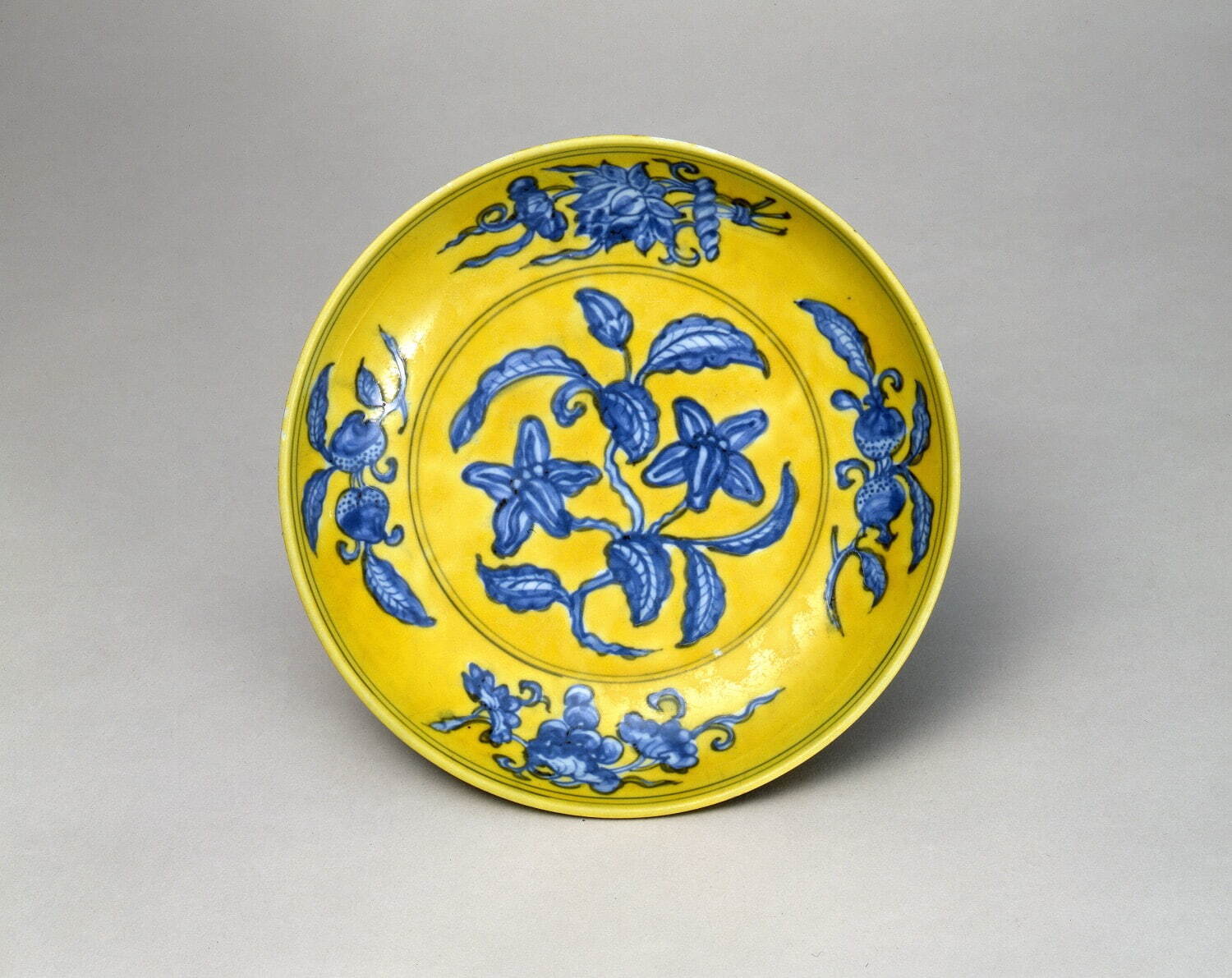 黄地青花梔子文盤 明時代 「正徳年製」銘 景徳鎮窯