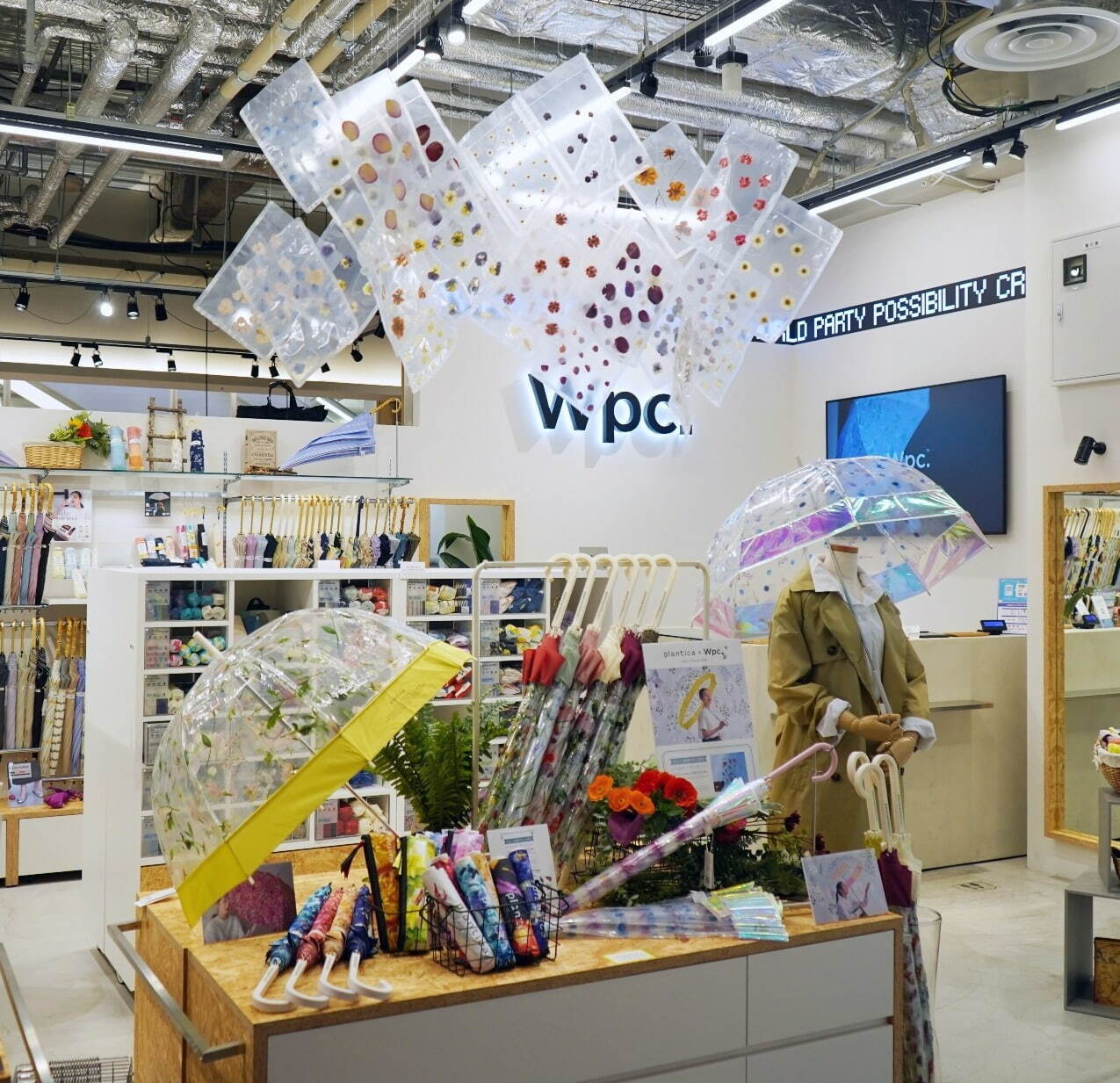 Wpc.“花々が宙を舞う”ビニール傘 歴代全ラインナップが大阪・心斎橋パルコに、新作の大人ピンクも｜写真18