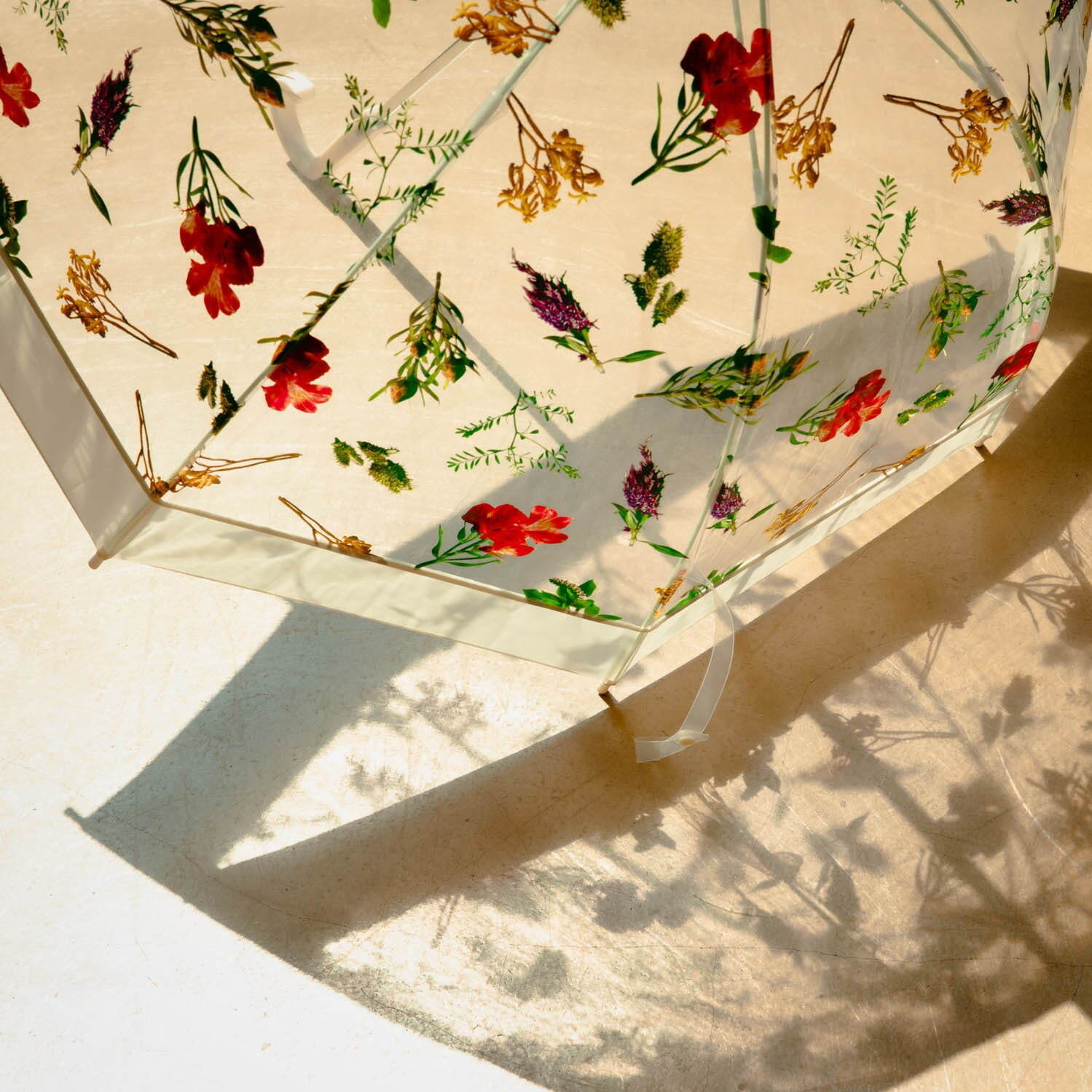 Wpc.“花々が宙を舞う”ビニール傘 歴代全ラインナップが大阪・心斎橋パルコに、新作の大人ピンクも｜写真7