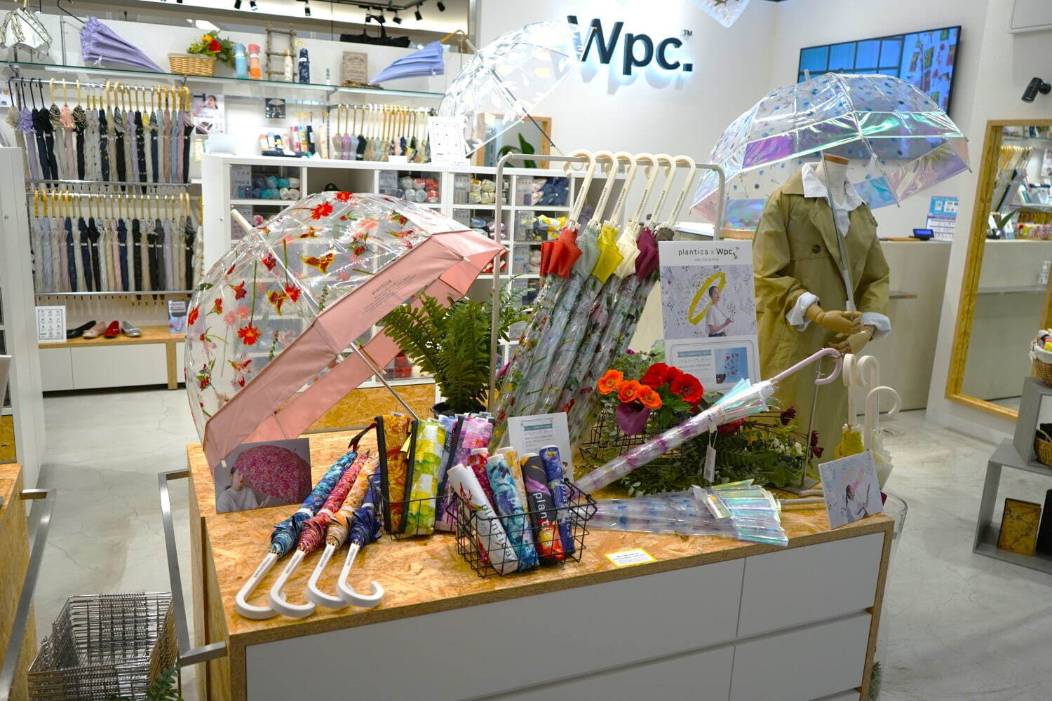 Wpc.“花々が宙を舞う”ビニール傘 歴代全ラインナップが大阪・心斎橋パルコに、新作の大人ピンクも｜写真19