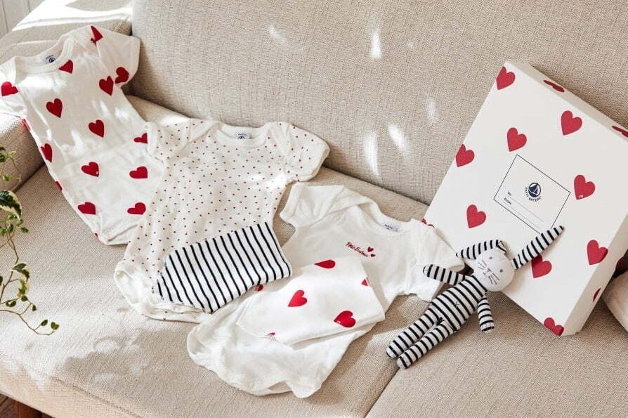 プチバトー新作ベビーギフトセット、ハート柄ウェア＆ウサギぬいぐるみを限定BOXで