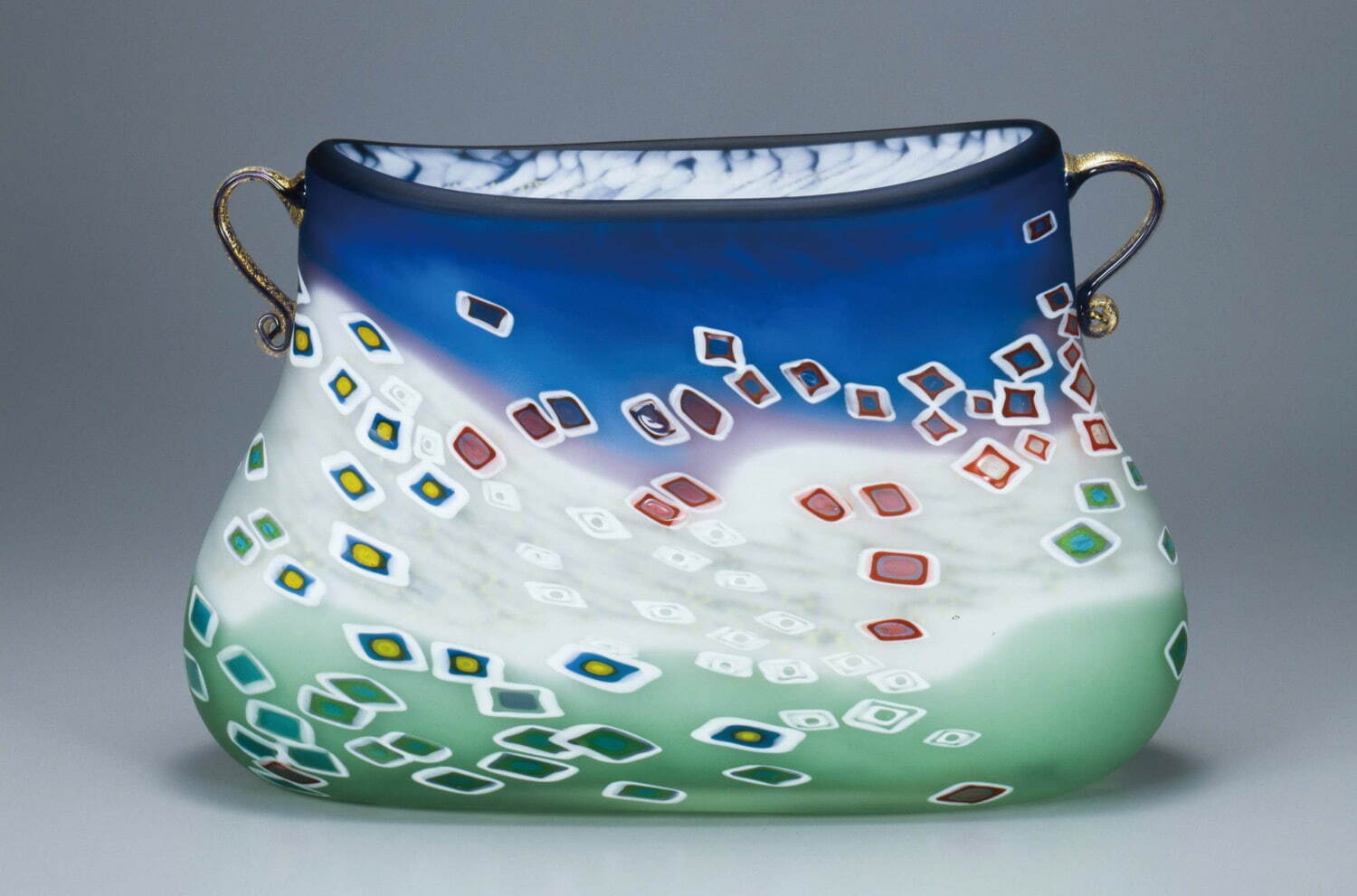 ガラス作家・石井康治の回顧展が青森県立美術館で、青森の自然を