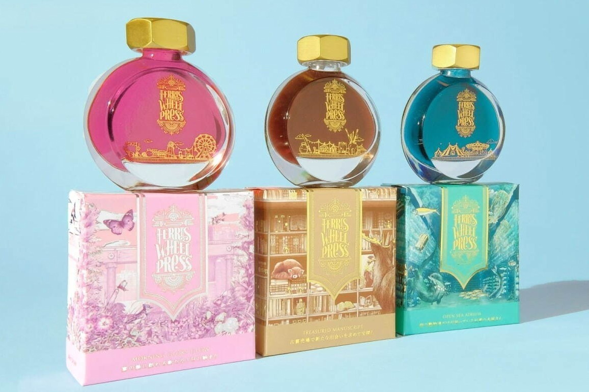 エメラルドグリーン｜香水のようなインクに新作“海の中の⽂具屋”イメージのラメ入りエメラルドグリーン、銀座 蔦屋書店に