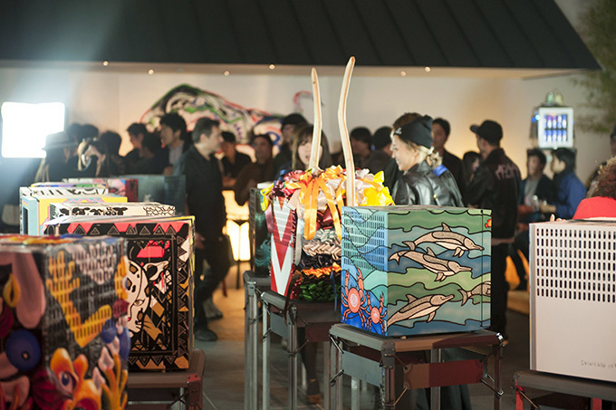 キャンバスはレッドブルの冷蔵庫！新進気鋭アーティストの展覧会 - 東京と京都で開催 | 写真