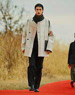 イレニサ 2022-23年秋冬コレクション、“朱”が持つ神聖さを閉じ込めて｜写真8