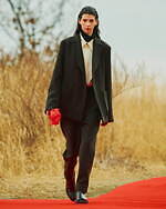 イレニサ 2022-23年秋冬コレクション、“朱”が持つ神聖さを閉じ込めて｜写真13