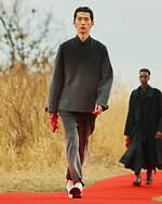 イレニサ 2022-23年秋冬コレクション、“朱”が持つ神聖さを閉じ込めて｜写真14