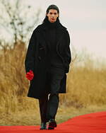 イレニサ 2022-23年秋冬コレクション、“朱”が持つ神聖さを閉じ込めて｜写真20