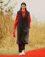 イレニサ 2022-23年秋冬コレクション、“朱”が持つ神聖さを閉じ込めて｜写真25